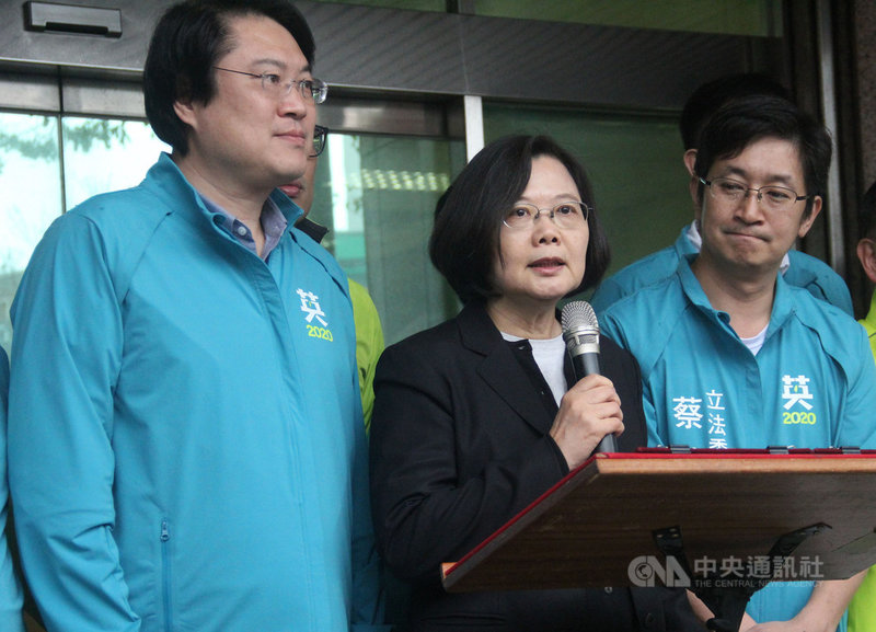 總統蔡英文(中)、基隆市長林右昌(左)等人21日下午陪同爭取連任的民主進步黨立法委員蔡適應(右)前往基隆市選舉委員會登記參選立委。中央社記者王朝鈺攝 108年11月21日