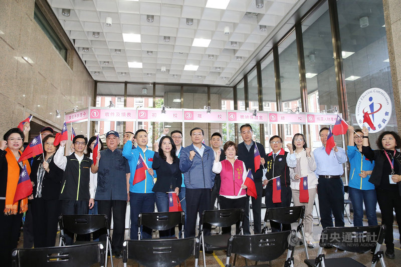 國民黨不分區立委提名人21日共同前往中選會進行登記,排名第一的曾銘宗(前左7)率領大家呼口號加油造勢。中央社記者郭日曉攝 108年11月21日