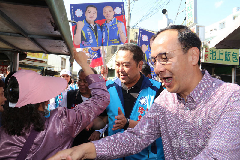 前新北市長朱立倫(右)21日陪同國民黨立委參選人徐志榮(右2)前往苗栗頭份市,深入市場掃街拜票,呼籲選民團結並全力支持。中央社記者管瑞平攝 108年11月21日