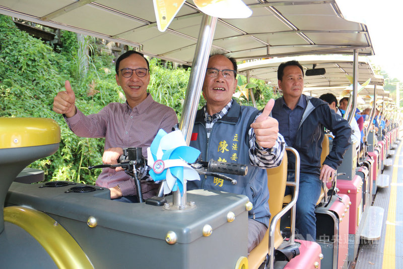 前新北市長朱立倫(前左)21日到苗栗縣三義鄉勝興車站,與國民黨立委參選人陳超明(前右)一起搭乘舊山線鐵道自行車,朱立倫說,鐵道自行車是陳超明努力爭取經費建置,呼籲民眾全力支持認真服務在地的立委。中央社記者管瑞平攝 108年11月21日
