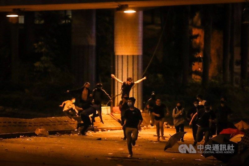 香港警方自18日起包圍香港理工大學校園,與反送中示威者對峙,更在周邊設立防線;19日晚間有部分示威者意圖闖越封鎖線,警方發現後隨即展開追捕。中央社記者吳家昇攝 108年11月19日