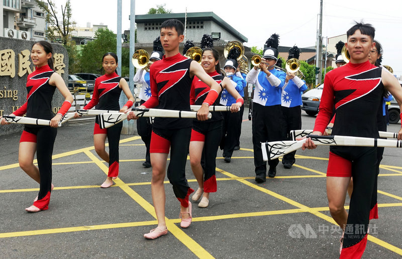 國外興起「制服換裝挑戰」,嘉義市南興國中學生挑戰霸氣換裝管樂旗隊服創意影片,進行一場充滿動感和活力的行進管樂表演,同時為嘉義市國際管樂節宣傳。(嘉義市政府提供)中央社記者黃國芳傳真 108年11月21日