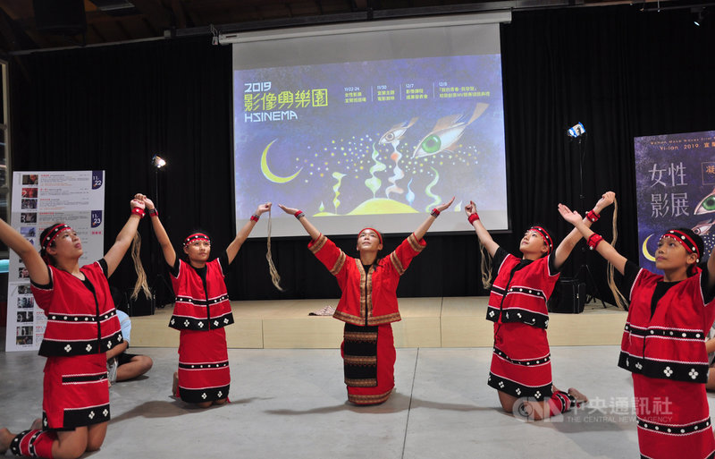 宜蘭縣文化局主辦的「2019影像興樂園」影展,22日起將在中興文化創意園區登場,國華國中原住民舞蹈班21日在園區表演,為活動宣傳。中央社記者沈如峰宜蘭縣攝 108年11月21日