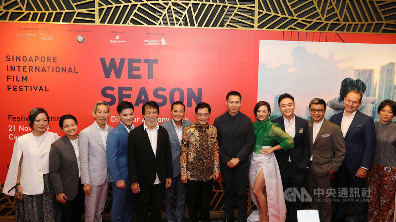 第30屆新加坡國際電影節開幕,陳哲藝導演「熱帶雨」是開幕片,圖為星國副總理王瑞杰(左7)、陳哲藝(右6)、熱帶雨演員、電影節與新加坡媒體節人員合影。中央社記者黃自強新加坡攝 108年11月21日
