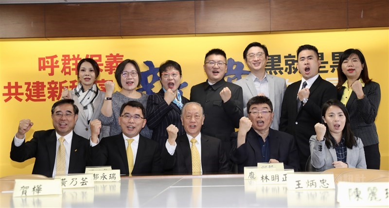 新黨主席郁慕明(前中)21日在黨部公布不分區立委名單,前立委邱毅(前右2)列第一,包括律師陳麗玲(後右)、藥師公會全國聯合會政策執行長沈采穎(後左2)、新黨發言人王炳忠(後右2)、台灣新住民經貿文化交流協會理事長賀樺(後左)、新黨文宣委員會副主委林明正(後右4)、毒物學博士黃乃芸、牙醫師龐文楚(後右3)、新黨副秘書長郝永瑞(後左3)、媒體人楊世光(前左2),共10名。中央社記者張皓安攝 108年11月21日
