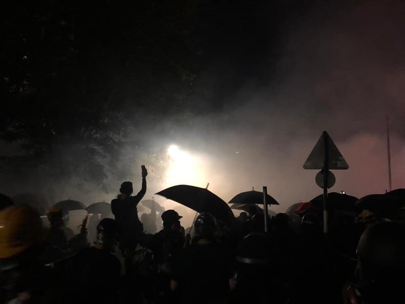一位在香港中文大學參加交換計畫的義大利學生表示,港中大被圍攻當天,他看到警方向學生發射催淚彈,很多學生受傷。(眾新聞提供)