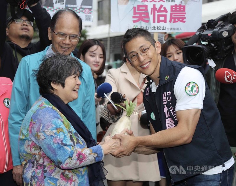 前行政院長游錫堃(2排左)21日上午陪同台北市第3選區(中山、北松山)民進黨立委參選人吳怡農(前右),在台北濱江市場掃街拜票,有支持者送上「好彩頭」祝吳怡農當選。中央社記者張皓安攝 108年11月21日