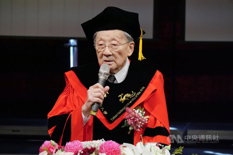 國立台南藝術大學歡慶23歲生日,導演李行28年間拍了52部電影,以90歲高齡獲頒國立台南藝術大學名譽博士;李行說,他是電影的終身義工,要為台灣電影繼續奮鬥。(國立台南藝術大學提供)中央社記者張榮祥台南傳真 108年11月22日