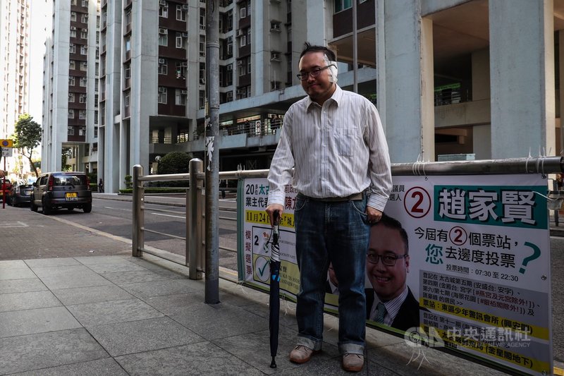 近來香港反送中爆發激烈警民衝突,香港民主派議員趙家賢(圖)3日在太古城調停持刀傷人事件時遭男子咬耳,造成左耳耳廓永久壞死,21日才出院。他22日上街拜票時表示,左耳部分因壞死而接回失敗,但若事件重演,仍會做一樣的事。中央社記者吳家昇攝 108年11月22日