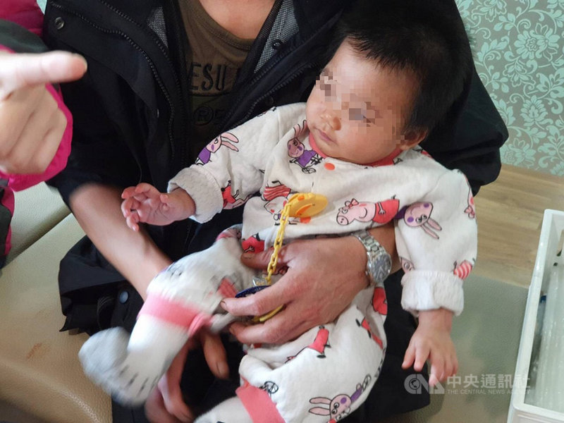 苗栗縣頭份市衛生所23日指出,一名婦人在外地產下女嬰,長達半年都沒有施打疫苗,經半個多月追蹤,發現5個月大女嬰疑遭生父家暴,目前已進行安置。(頭份衛生所提供)中央社記者魯鋼駿傳真 108年11月23日