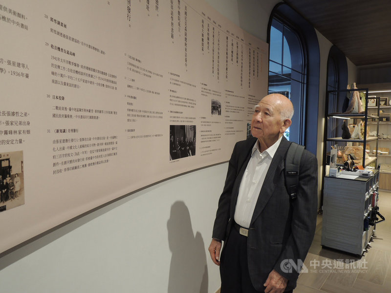 中央書局23日舉辦「重返-打開記憶中的盒子」開展茶會,高齡88歲的陳玉海也重回記憶中的書局,緬懷當年的美好浪漫。中央社記者郝雪卿攝 108年11月23日