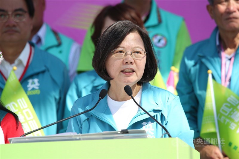 總統蔡英文(前)23日赴花蓮出席民進黨總統立委聯合競總成立大會。中央社記者張祈花蓮攝 108年11月23日