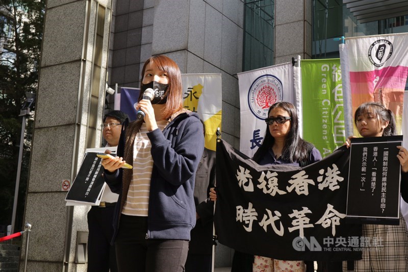 就讀香港中文大學的鄭姓同學(前)表示,如今香港沒有辦法運用選票對極權說不,希望台灣人能夠珍惜手上的選票,以選票保衛台灣得來不易的民主自由。中央社記者繆宗翰攝 108年11月15日