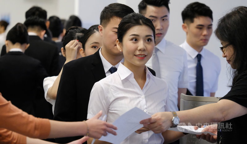 中華航空公司23日舉行航空服務人員、客艙組員招考初試，應試者需通過行李櫃高度測試、書面審查與面試。中央社記者邱俊欽桃園機場攝　108年11月23日