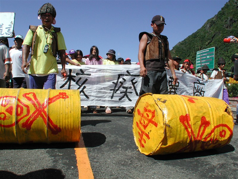 台東縣蘭嶼鄉民2002年5月1日到蘭嶼台電核廢場抗議,要求核廢場遷離蘭嶼。(中央社檔案照片)
