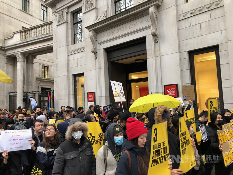 香港人23日在英國倫敦遊行,為呼籲英國社會關注香港中文大學和理工大學遭到港警侵入,以及學生遭到催淚彈與橡膠子彈攻擊,遊行隊伍特別繞行到英國知名學府倫敦國王學院。中央社記者戴雅真倫敦攝 108年11月24日
