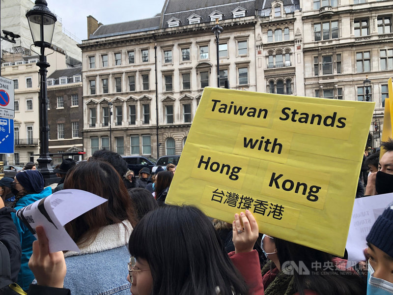 香港人23日在英國倫敦遊行,隊伍中也可見台灣人身影,高舉「台灣撐香港」等標語,與香港人同行。中央社記者戴雅真倫敦攝 108年11月24日