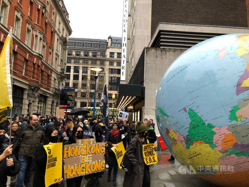 香港人23日在英國倫敦遊行,途經因為把台灣和中國標為不同顏色、而曾經引發爭議的倫敦政經學院地球儀公共藝術品。中央社記者戴雅真倫敦攝 108年11月24日