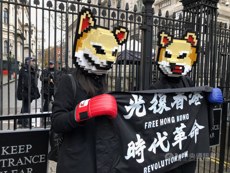 香港人23日在英國倫敦遊行聲援家鄉,特殊裝扮吸睛。中央社記者戴雅真倫敦攝 108年11月24日