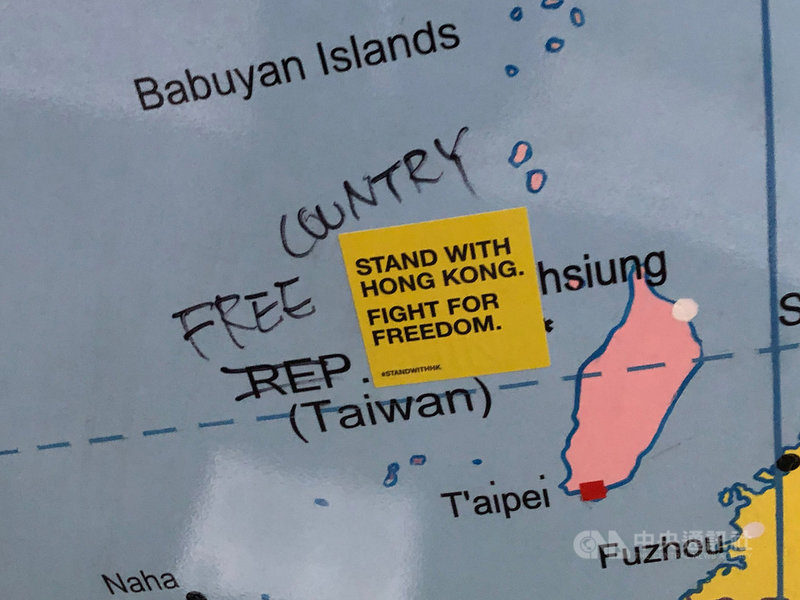 香港人23日在倫敦遊行,行經倫敦政經學院地球儀公共藝術品,拿出馬克筆,在台灣旁邊標註FREE COUNTRY。中央社記者戴雅真倫敦攝 108年11月24日