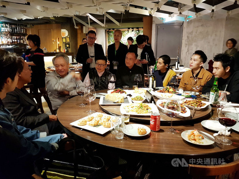擔任金馬執委會主席的導演李安(前排右6),24日到電影「陽光普照」慶功宴向劇組致謝。前排右起為演員劉冠廷、巫建和、温貞菱、金馬影帝陳以文、監製葉如芬。中央社記者鄭景雯攝 108年11月24日