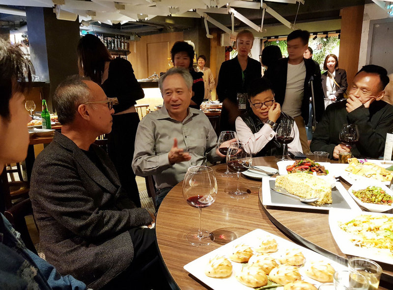 擔任金馬執委會主席的導演李安(前排右3),24日到電影「陽光普照」慶功宴向劇組致意。中央社記者鄭景雯攝 108年11月24日