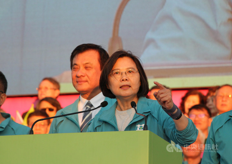 總統蔡英文(前)24日出席台中競選總部成立大會致詞表示,明年總統大選,中國企圖影響台灣選舉的力道只會更大不會更小,會使出所有手段,拉下他們最不喜歡的總統候選人;她希望大家與她一起抵抗中國勢力的介入,2020年再挺她一次。中央社記者蘇木春攝 108年11月24日