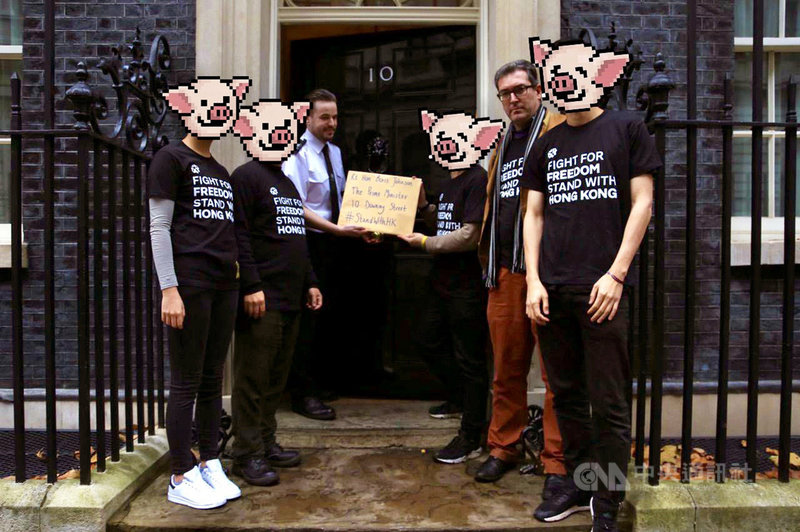 英國非政府組織「香港監察」受託人主席羅傑斯(右2)和4名代表進入唐寧街10號遞交陳情信。(Fight for Freedom Stand with Hong Kong提供,Binlo攝影)中央社記者戴雅真倫敦傳真 108年11月24日