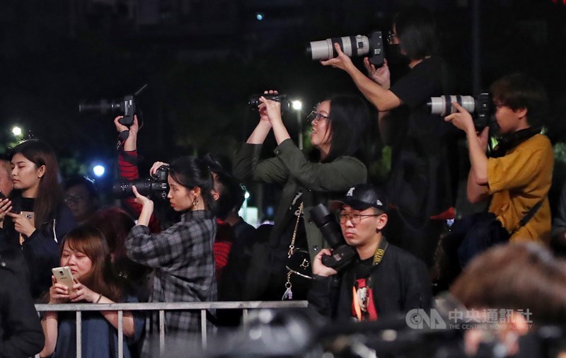金馬獎星光大道紅毯兩旁滿是爭睹偶像風采的民眾,他們早早就來排隊卡位,以相機、手機捕捉藝人風采。中央社記者王騰毅攝 108年11月23日