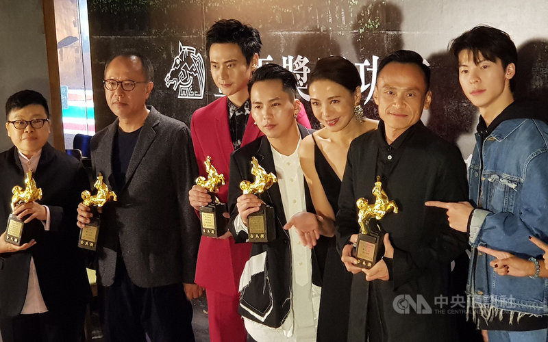 第56屆金馬獎23日晚間頒獎,導演鍾孟宏新片「陽光普照」拿下6大獎成為本屆大贏家,24日凌晨劇組在台北東區舉辦慶功宴,劇組人員拿著剛獲得的獎座合影。左起為監製葉如芬、導演鍾孟宏、演員劉冠廷、演員巫建和、演員柯淑勤、金馬影帝陳以文、演員許光漢。中央社記者鄭景雯攝 108年11月24日