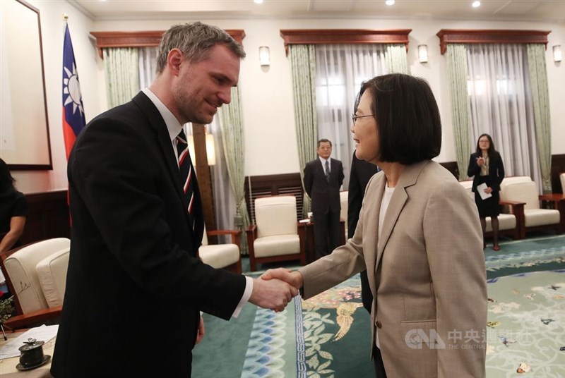 總統蔡英文(右)3月30日在總統府接見捷克布拉格市長賀瑞普(左),感謝他對台灣的支持。(中央社檔案照片)