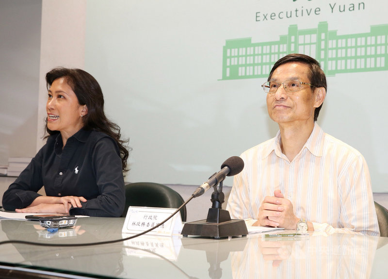 行政院政務委員林萬億(右)、發言人Kolas Yotaka(谷辣斯.尤達卡)(左)25日下午舉行記者會,對於總統蔡英文日前宣布的「0-6歲國家一起養」政策,林萬億說,最快將於2021年起逐步落實。中央社記者郭日曉攝 108年11月25日