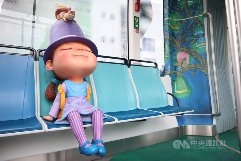 新北捷運公司為慶祝淡海輕軌通車週年，特別推出幾米主題列車，25日記者會中開箱的漂浮城市主題列車，車身內外結合小女孩、漂浮帽子與城市意象等繪本圖像裝飾，列車裡還有超可愛的實體繪本主角娃娃。（新北捷運公司提供）中央社記者黃旭昇新北市傳真　108年11月25日