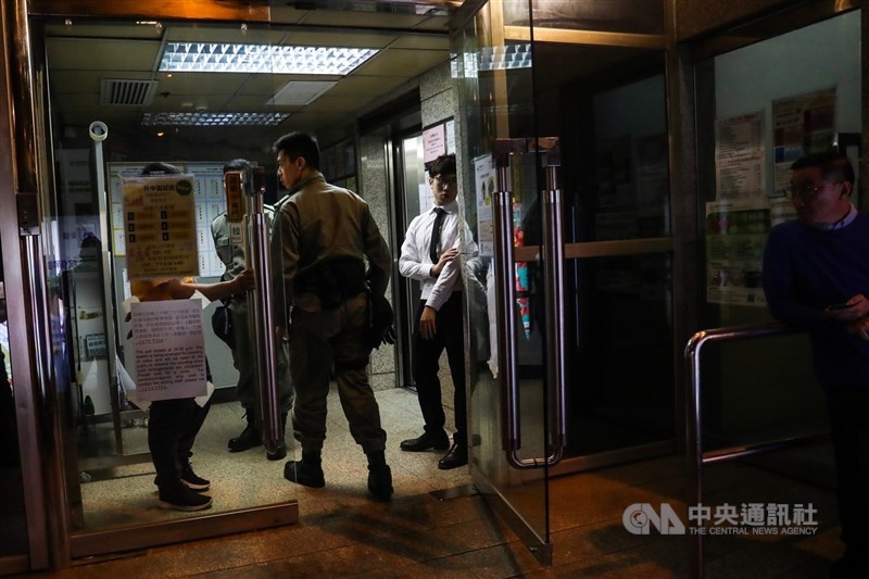 灣仔一家投票站港警坐鎮戒備。中央社記者吳家昇攝 108年11月25日