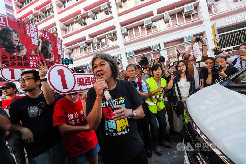 民建聯主席李慧琼原先預計24日下午受訪,社民連梁國雄(中)現身並攔阻座車。中央社記者吳家昇攝 108年11月24日