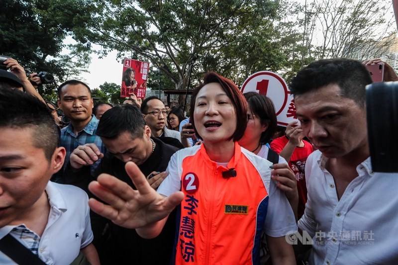 民建聯主席李慧琼(中)與社民連梁國雄雙方人馬一度發生推擠。中央社記者吳家昇攝 108年11月24日