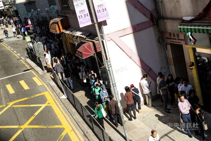 香港各投票站湧入大量人潮,民眾沿街道排隊。中央社記者吳家昇攝 108年11月24日