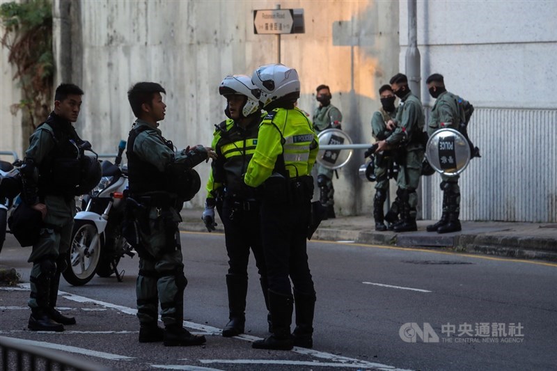 港警在香港特首林鄭月娥前往投票的站點外維持秩序。中央社記者吳家昇攝 108年11月24日
