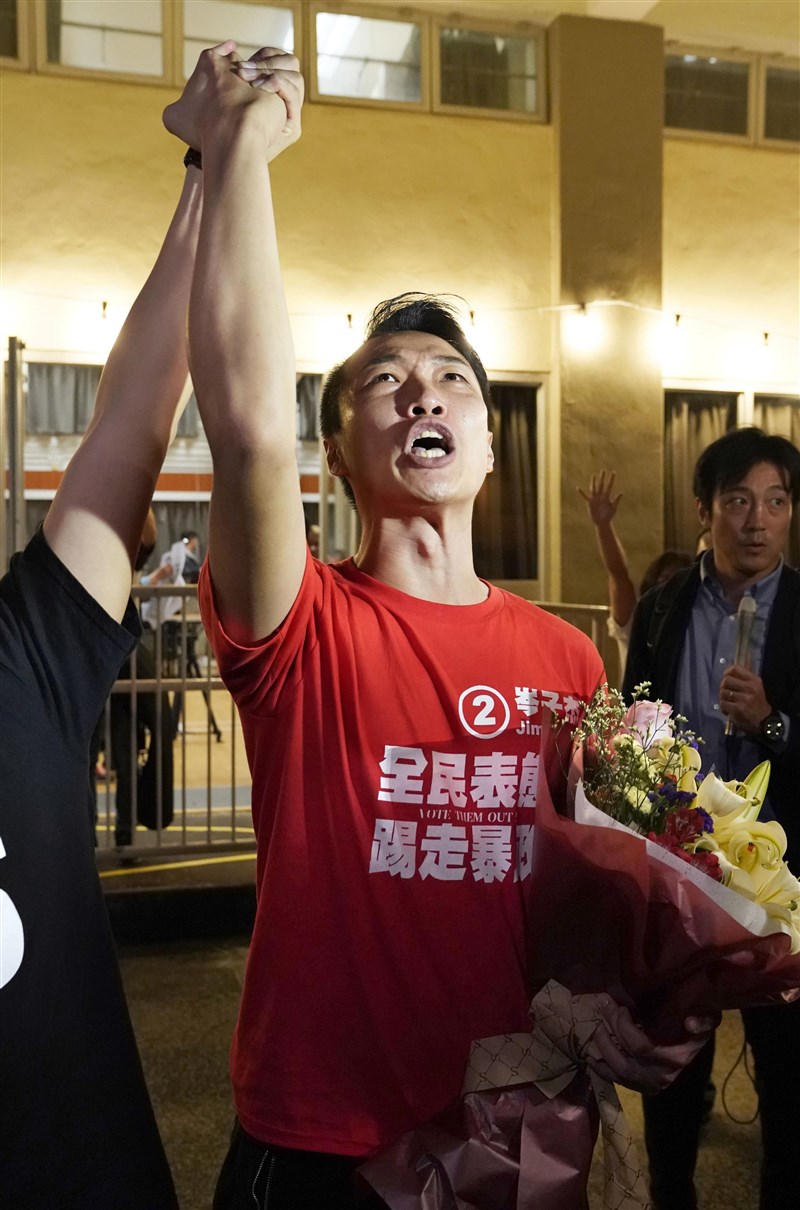 香港泛民主派在區議會選舉中大勝,民間人權陣線召集人岑子杰舉手歡呼。(共同社提供)