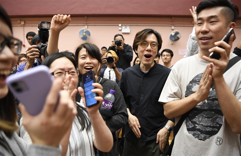 香港人為民主投下神聖一票,泛民主派支持者獲知選舉大勝消息,喜悅之情溢於言表。(共同社提供)