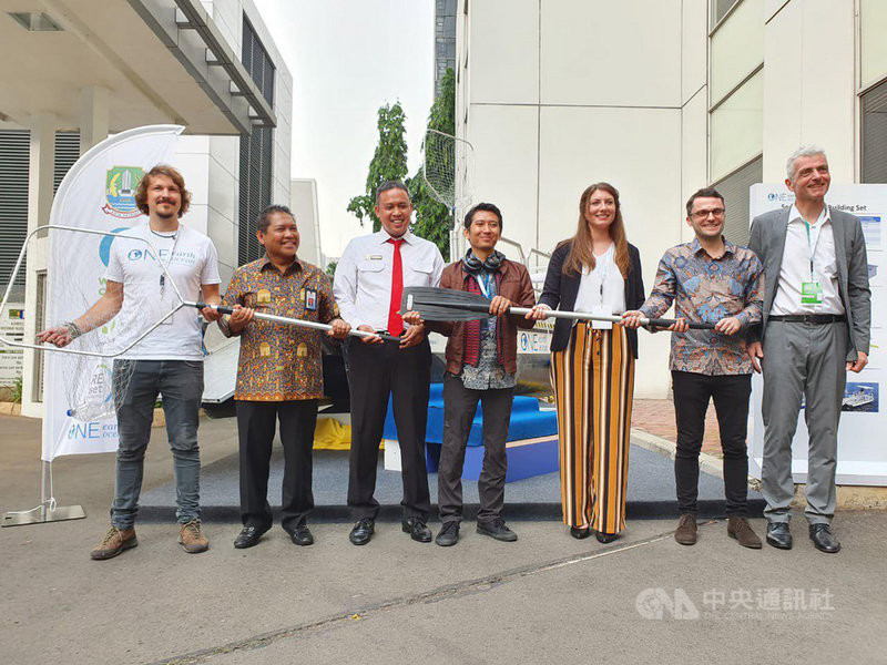 致力於垃圾分類與回收的印尼社會企業Waste4Change與德國環保機構One Earth One Ocean等單位合作,引進德國發明、專門用於清理狹窄河流的垃圾回收船「海倉鼠」。OEOO造船工程師及海上技師Lennart Rölz等人日前在雅加達宣布這項計畫。(Waste4Change提供)中央社記者石秀娟雅加達傳真 108年11月26日