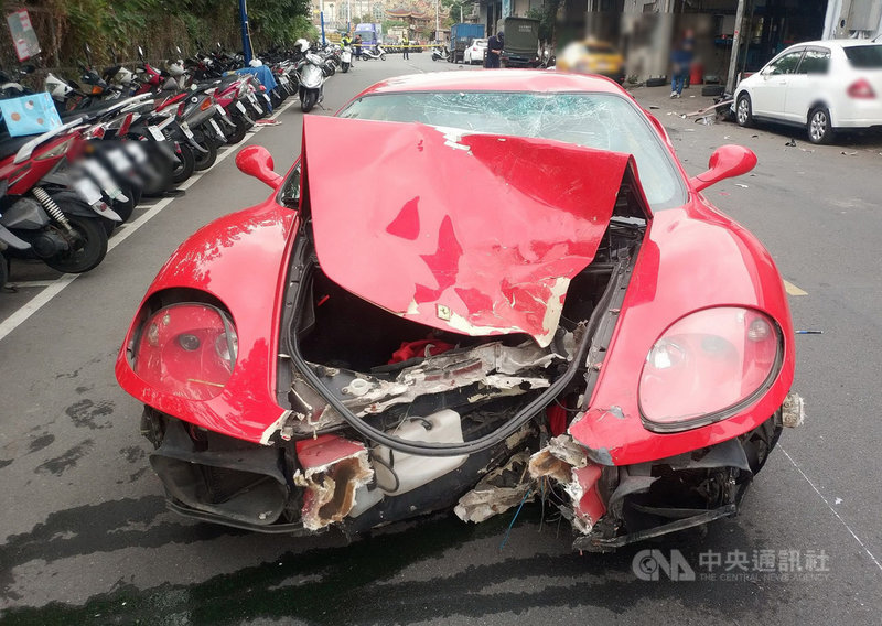 一輛紅色法拉利轎車26日行經新北市新莊區福營路疑似失控,逆向衝撞對向兩輛行駛中機車,法拉利車頭引擎蓋嚴重凹陷,兩名機車女騎士遭撞飛,其中一人傷重不治,另一人擦傷。(翻攝畫面)中央社記者黃旭昇新北傳真 108年11月26日
