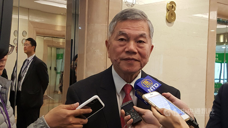 經濟部長沈榮津(中)26日出席台灣人工智慧晶片聯盟會員大會,針對涉嫌違反國安法的中國創新投資公司主席向心曾來台申請投資案回應。中央社記者廖禹揚攝 108年11月26日