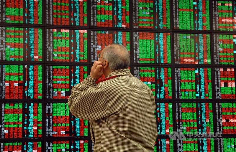 明晟(MSCI)指數編纂公司最新調整結果26日收盤後生效,台股最後一盤爆出新台幣883.29億元大量,指數往下壓縮近40點,終場收漲15.24點。(中央社檔案照片)