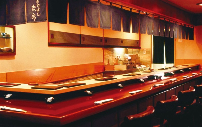 日媒報導,「數寄屋橋次郎本店」因為無法讓一般民眾訂位,所以被米其林排除在星級評價外,「消失」在米其林指南。(圖取自數寄屋橋次郎本店網頁sushi-jiro.jp)