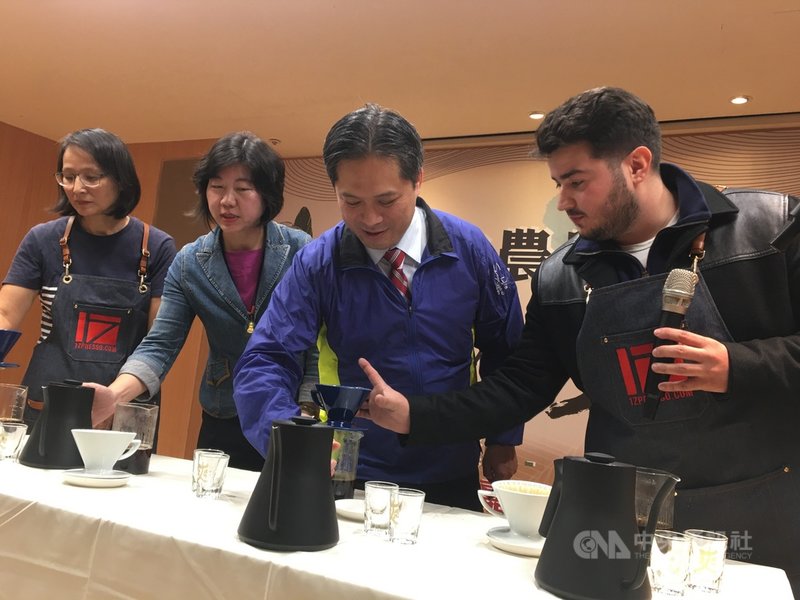 「新北農學市集X咖啡爽節」30日將在新北市碧潭登場，新北市副市長吳明機（右2）、新北市議員陳儀君（左2）27日在市府記者會體驗手沖咖啡，並為活動宣傳。中央社記者黃旭昇新北攝　108年11月27日