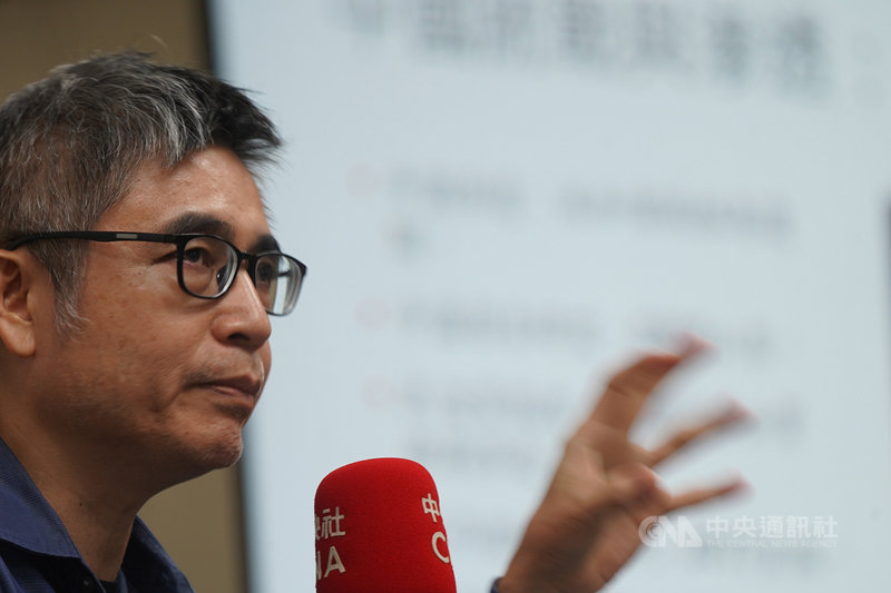 中央研究院社會學研究所副研究員吳介民27日在中央社演說時表示,從王立強事件可看出香港是重要的入台管道。「中國對台操作經濟、政治、情報,香港的『境外』特質非常重要,中方可以藉由香港,洗產地、洗資金、洗身分」。中央社記者孫仲達攝 108年11月27日