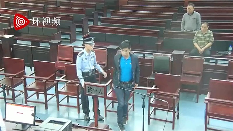 中共外圍官媒環球網27日晚間公布一段影片,內容是自稱中國間諜的「王立強」(藍衣者)2016年在福建省光澤縣人民法院被依詐騙罪判刑的畫面。(圖取自環球網微博網頁weibo.com)