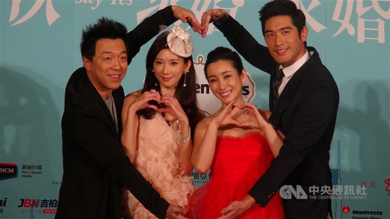 高以翔(右1)曾與與中國影星黃渤(左1)、台灣名模林志玲(左2)合演電影「101次求婚」。(中央社檔案照片)