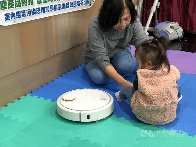 經研究團隊實測發現,在密閉空間中使用掃地機器人10分鐘,室內空污物質會比平時高出6倍,且爬行孩童的空污暴露量比會站的孩童更高。中央社記者張茗喧攝 108年11月28日